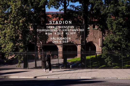 En skylt annonserar om dagens match