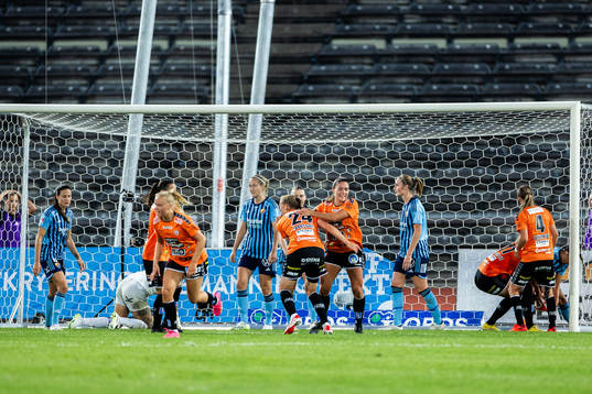 Kristianstads Therese Ivarsson jublar med lagkamrater efter 1-1