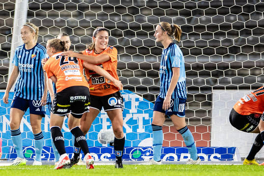 Kristianstads Therese Ivarsson jublar  med Carly Wickenheiser