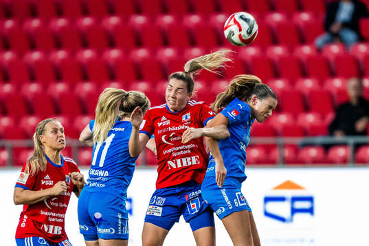 Kalmars Sofia Olsson och Kalmars Paulina Madeling mot