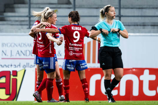 Vittsjös Nellie Persson jublar med lagkamrater efter 0-4