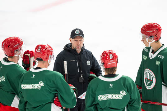 Assisterande tränare Anders Burström med en taktiktavla