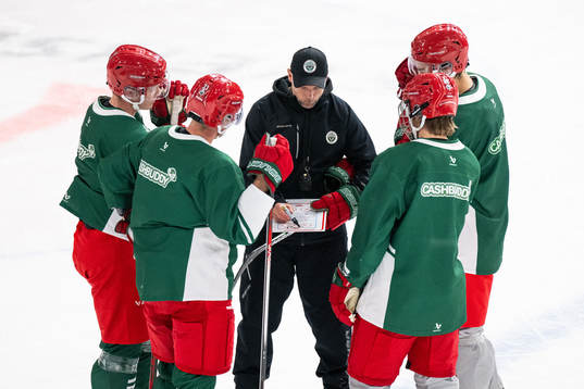 Assisterande tränare Anders Burström med en taktiktavla