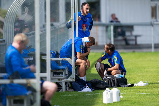 Joel Voelkerling Persson receives medical attention from