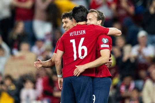 Bård Finne celebrates with Osame Sahraoui and Hugo Vetlesen