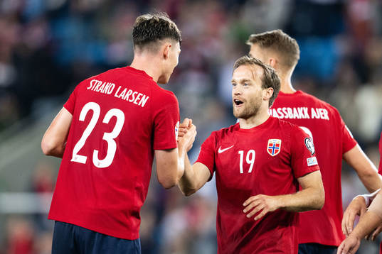 Bård Finne celebrates with Jørgen Strand Larsen  after scoring 5-0