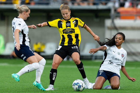 FC Rosengårds Emma Jansson och Isabella Obaze mot Häckens