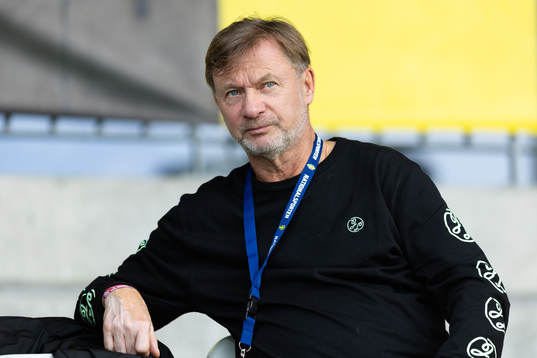 Svenska damlandslagets förbundskapten Peter Gerhardsson på läktaren