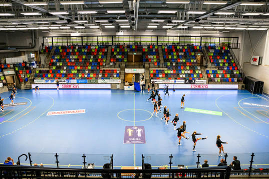 Lagen värmer upp i Arenan innan matchen i Handbollsligan