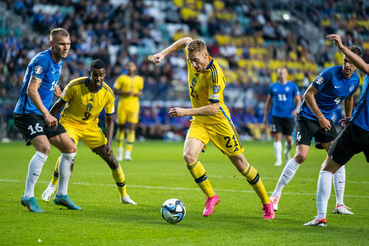Alexander Isak and Dejan Kulusevski of Sweden against