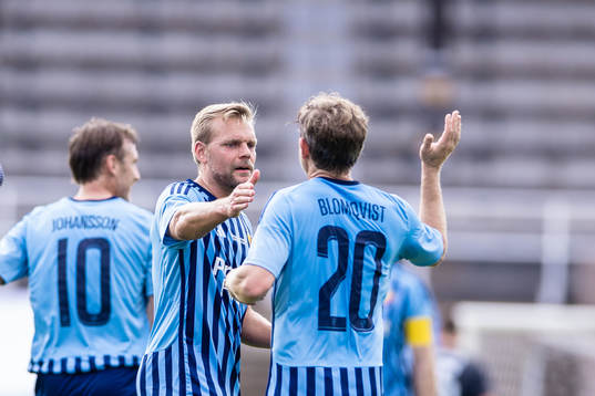 Djurgårdens Johan Arneng och Jesper Blomqvist jublar i en legendarmatch mellan Djurgården och Café Opera