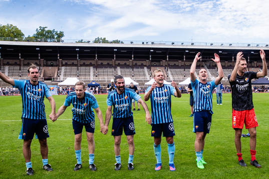 Djurgårdens Joel Riddez, Abgar Barsom, Johan Arneng, Andreas Johansson och målvakt Andreas Isaksson jublar