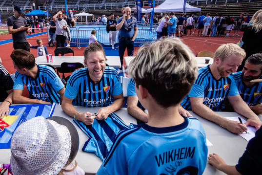 Djurgårdens Johan Wallinder och Patrik Eriksson-Ohlsson skriver autografer