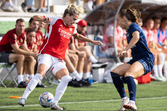 Cloé Lacasse of Arsenal and Julie Dufour of Paris FC