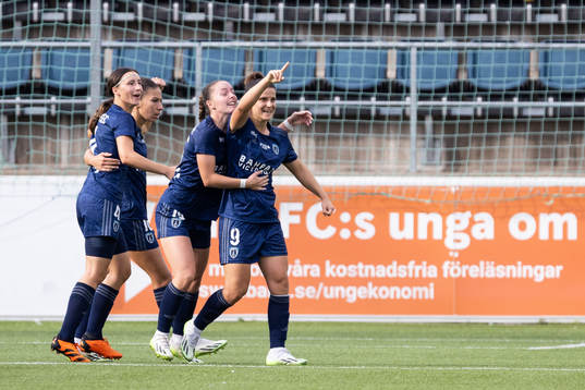 Mathilde Bourdieu of Paris FC celebrate with teammates after scoring 0-1