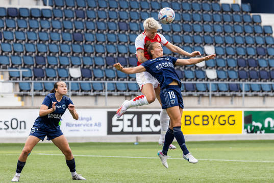 Lina Hurtig of Arsenal and Théa Greboval of Paris FC