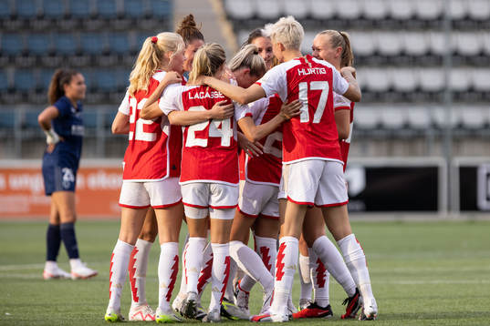 Alessia Russo of Arsenal celebrate with teammates after scoring 3-3