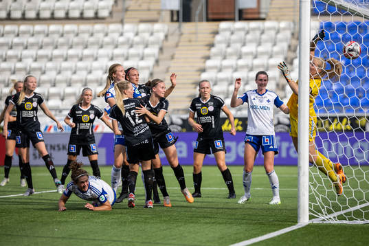 IFK Norrköpings Shannon Woeller gör 1-0 