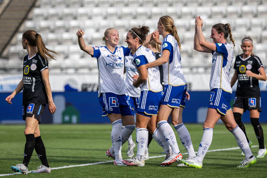 IFK Norrköpings Shannon Woeller jublar med lagkamrater