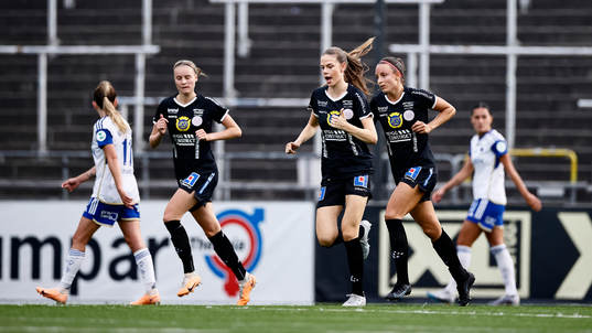 IK Uppsalas Bella Andersson och Taryn Ries jublar efter mål 2-1