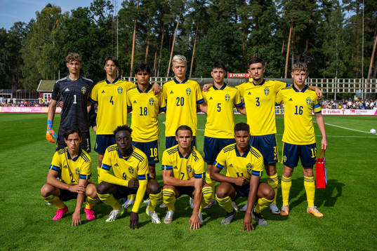  goalkeeper William Nieroth Lundgren, John Mellberg, Noel Sernelius, Isak Brusberg, Arvin Davoudi-Kia, Albin Gashi, Viggo Jeppsson. Front row from left: Neo Lindén, Kalipha Jawla, Simon Sjöholm and Santino Samuyiwa, during the friendly international football match between Sweden and Denmark on September 9, 2023 in Nybro. 