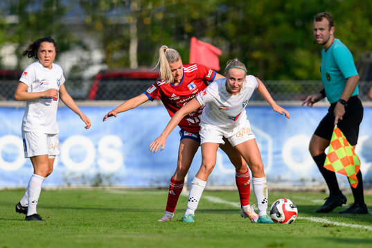Vittsjös Charlotte Grant och Växjö DFFs Hanna Stokki