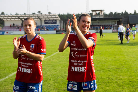 Vittsjös Charlotte Grant och Kayla Adamek jublar