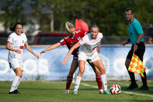 Vittsjös Charlotte Grant och Växjö DFFs Hanna Stokki