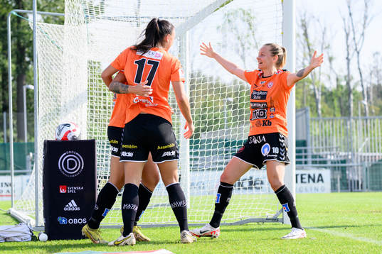 Kristianstads Tabitha Michelle Tindell, Amy Sayer, Emmi Alanen och Tabitha Michelle Tindell jublar