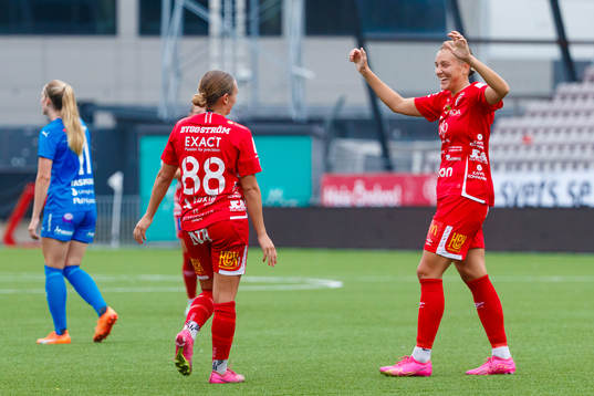 Örebros Maja Bodin och Jenny-Julia Danielsson jublar efter 1-0