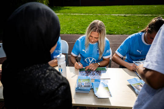Malmö FFs Madeleine Hejde skriver autografer