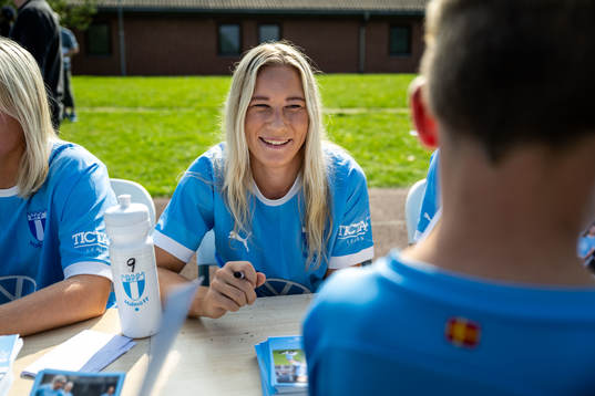 Malmö FFs Madeleine Hejde skriver autografer