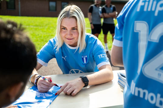 Malmö FFs Rebecka Holm skriver autografer