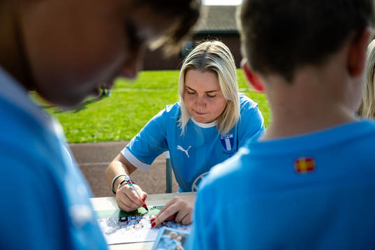 Malmö FFs Rebecka Holm skriver autografer