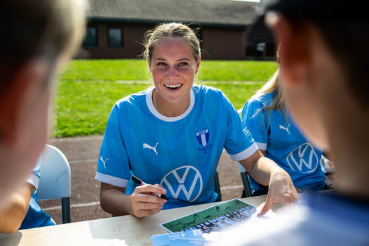 Malmö FFs Linnea Svensson skriver autografer
