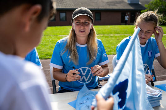 Malmö FFs Amanda Kander skriver autografer