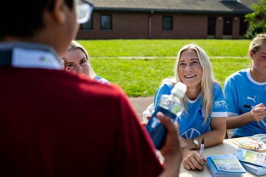 Malmö FFs Madeleine Hejde skriver autografer