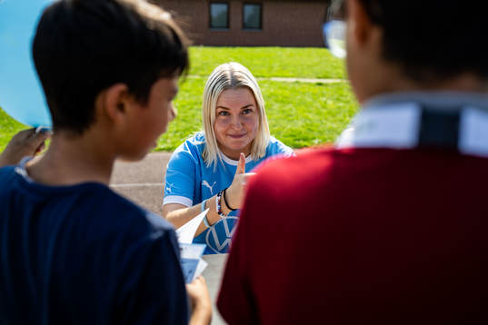 Malmö FFs Rebecka Holm skriver autografer