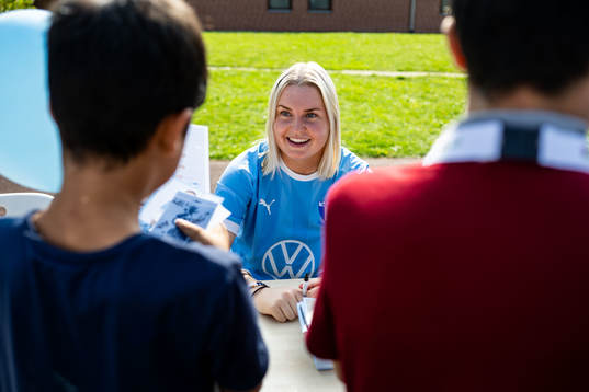 Malmö FFs Rebecka Holm skriver autografer