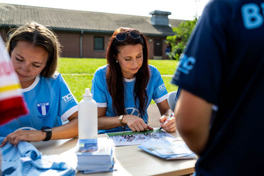 Malmö FFs Malin Gunnarsson skriver autografer