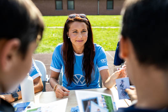 Malmö FFs Malin Gunnarsson skriver autografer