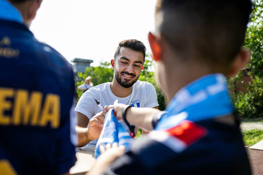 Malmö FFs tränare Maxim Kahlil skriver autografer