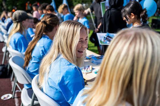 Malmö FFs Madeleine Hejde skriver autografer