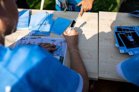 Spelare från Malmö FFs damlag skriver autografer