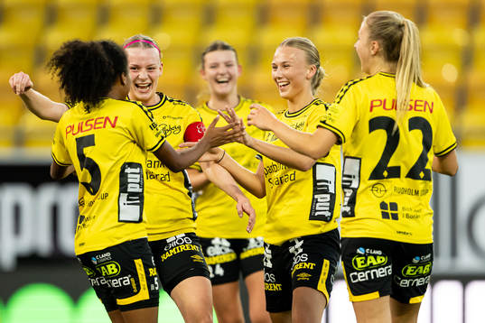 Elfsborgs Vanessa Lopez jublar med Leann Nyström, Ida Backlund, Linn Sångberg och Amanda Pliatenik efter 1-0