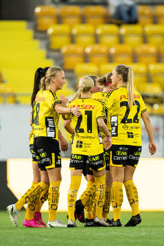 Elfsborgs spelare jublar efter 2-0 av Izabella Bergström (skymd i bild)