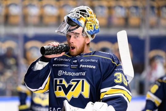 HV71s målvakt Victor Brattström innan ishockeymatchen i