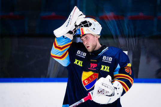 Djurgårdens målvakt Viktor Andrén deppar