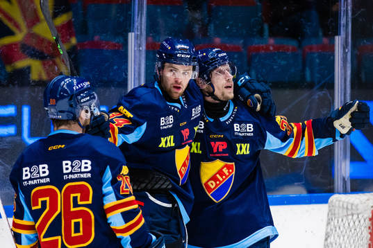 Djurgårdens Daniel Brodin (m) jublar med Emil Berglund (v)