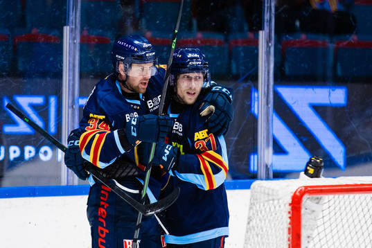 Djurgårdens Daniel Brodin (v) jublar med John Norman (h)